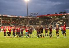2.BL; SV Sandhausen - FC Ingolstadt 04 - Auswärtssieg, die Schanzer feiern mit den Fans Humba Tanz