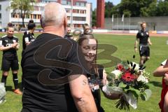 2. Fußball-Liga - Frauen - Saison 2022/2023 - FC Ingolstadt 04 - FCB München II - Verabschiedung von Vanessa Haim (Nr.13 - FCI Frauen)  durch Vorsitzender des Vorstandes Peter  Jackwerth (FCI) - Foto: Meyer Jürgen