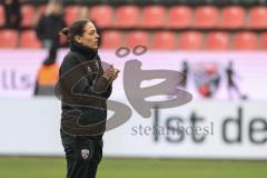 3. Liga; FC Ingolstadt 04 - Alemannia Aachen; Spiel ist aus, Niederlage, hängende Köpfe 1:2; Spieler bedanken sich bei den Fans Cheftrainerin Sabrina Wittmann (FCI)