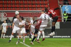 3. Liga; FC Ingolstadt 04 - Hallescher FC; Kopfball zum Tor, Moussa Doumbouya (27, FCI) Vollert Jannes (5 Halle) Arian Llugiqi (25, FCI)