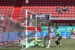 3. Liga; FC Ingolstadt 04 - Hannover 96 II; Torchance verpasst Pascal Testroet (37, FCI) Torwart Stahl Toni (1 H96) Matsuda Hayate (3 H96)