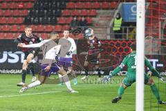 2.BL; FC Ingolstadt 04 - Erzgebirge Aue; Tor Chance vergeben, Filip Bilbija (35, FCI) Cacutalua Malcolm (21 Aue) Torwart Männel Martin (1 Aue) Barylla Anthony (23 Aue)