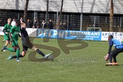 Fussball - Kreisliga - FC Grün Weiss Ingolstadt - FC Fatih Ingolstadt - Mathias Habricht schwarz Fatih mit einer Torchance - Farug Lawal Torwart GW Ingolstadt - Foto: Meyer Jürgen