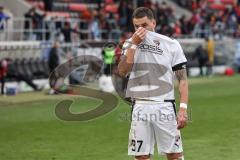 3. Liga; SV Wehen Wiesbaden - FC Ingolstadt 04; Niederlage, hängende Köpfe Spieler bedanken sich bei den Fans Pascal Testroet (37, FCI)