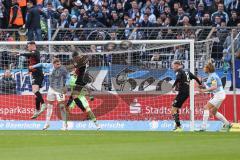 3. Liga; TSV 1860 München - FC Ingolstadt 04; gefährlich vor dem Tor Lakenmacher Fynn (19 TSV) Jannik Mause (7, FCI) und Mladen Cvjetinovic (19, FCI) Benjamin Kanuric (8, FCI) wehren ab Torwart Marius Funk (1, FCI)