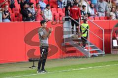 DFB Pokal; FC Ingolstadt 04 - Erzgebirge Aue; Ehrenrunde, das Team bedankt sich bei den Fans, Cheftrainer Roberto Pätzold (FCI) applaudiert