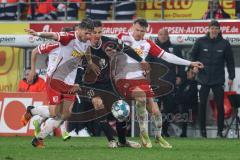 2.BL; SSV Jahn Regensburg - FC Ingolstadt 04; Zweikampf Kampf um den Ball Stefan Kutschke (30, FCI) Charalambos Makridis (26 Jahn) Jan Elvedi (33 Jahn)