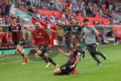 DFB Pokal; FC Ingolstadt 04 - Erzgebirge Aue; Fatih Kaya (9, FCI) Schuß 2:1 Tor Jubel, hinten Cheftrainer Roberto Pätzold (FCI) Marc Stendera (10, FCI) Merlin Röhl (34, FCI)