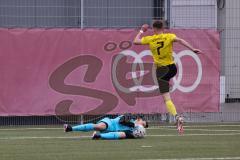 Bayernliga Süd - Saison 2022/2023 - FC Ingolstadt 04 - SV Kirchanschöring - Torwart Markus  Ponath (Nr.40 - FCI) hält den Ball sicher - Jauck Simon gelb Kirchanschöring - Foto: Meyer Jürgen