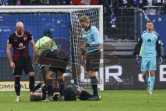 2.BL; Hamburger SV - FC Ingolstadt 04; Jonatan Kotzke (25, FCI) verletzt sich am Kopf, Rico Preißinger (6, FCI) und Nico Antonitsch (5, FCI) helfen