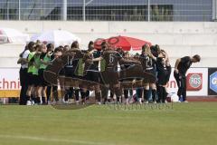 2. Fußball-Liga - Frauen - Saison 2023/2024 - FC Ingolstadt 04 - SV Meppen - Die Mannschaft bildet einen Kreis vor dem Spiel - Foto: Meyer Jürgen