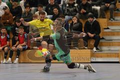 Lotto Bayern Hallencup - Saison 2024/25 - FC Hitzhofen/Oberzell - TSV Ober./Unterhaunstadt- Christoph Thomas gelb Hitzhofen  - Martin Krumpietz TW Ober/Unterhaunstadt Foto: Meyer Jürgen