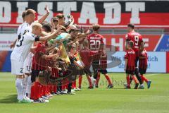 3. Fußball-Liga - Saison 2022/2023 - FC Ingolstadt 04 - SpVgg Bayreuth - Die Spieler mit den Einlaufkids - Foto: Meyer Jürgen