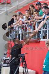 3. Liga; FC Ingolstadt 04 - TSV 1860 München; Sieg Jubel Freude Spiel ist aus 2:1, Spieler bedanken sich bei den Fans, Cheftrainer Michael Köllner (FCI)