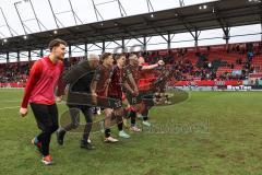 3. Liga; FC Ingolstadt 04 - SG Dynamo Dresden; Sieg Jubel Freude Spieler bedanken sich bei den Fans Tanzen