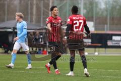 3. Liga; Testspiel - FC Ingolstadt 04 - Chemnitzer SC; Justin Butler (31, FCI) bedankt sich bei Moussa Doumbouya (27, FCI)