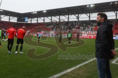 3.Liga - Saison 2022/2023 - FC Ingolstadt 04 -  - FC Freiburg II - Cheftrainer Guerino Capretti  (FCI) sieht beim warm machen zu - Foto: Meyer Jürgen