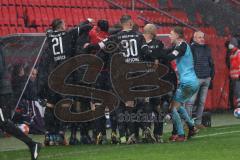 2.BL; FC Ingolstadt 04 - Erzgebirge Aue; Tor Jubel Treffer Andreas Poulsen (2, FCI) Siegtreffer in Nachspielzeit, Jubel an der Bank, Cheftrainer Rüdiger Rehm (FCI) Co-Trainer Mike Krannich (FCI) Torwart Robert Jendrusch (1, FCI) hinten Cheftrainer Pavel D