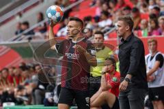 DFB Pokal; FC Ingolstadt 04 - Erzgebirge Aue; Dominik Franke (3 FCI) Einwurf, rechts Cheftrainer Aleksey Shpilevski (Aue)