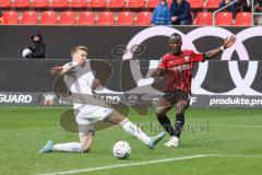 3. Liga; FC Ingolstadt 04 - 
VfB Oldenburg; Moussa Doumbouya (27, FCI) Zweikampf Kampf um den Ball Deichmann Leon (4 VfB)
