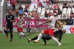 3. Liga; Rot-Weiss Essen - FC Ingolstadt 04; Herzenbruch Felix (3 RW) holt Tobias Bech (11, FCI) von den Beinen