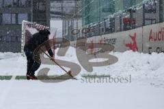 2023_12_1 - - Saison 2023/24 - Schnee auf dem Fussballplatz - ASP - Audi Sport Park - Platz ist gesperrt - Schild platz ist gesperrt Schnee Tor Spielabsage Schnee schippen Traktor Greenkeeper - Foto: Meyer Jürgen