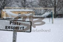 2023_12_1 - - Saison 2023/24 - Schnee auf dem Fussballplatz - SV Haunwöhr - Platz ist gesperrt - Schild platz ist gesperrt Schnee Tor Spielabsage Schnee - Foto: Meyer Jürgen