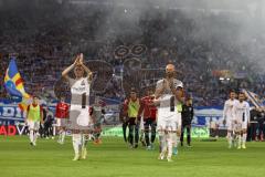 2.BL; Karlsruher SC - FC Ingolstadt 04; Abstieg in die dritte Liga, hängende Köpfe, Spieler bedanken sich bei den Fans Christian Gebauer (22, FCI) Nico Antonitsch (5, FCI)