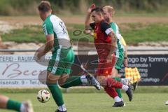 Freundschaftsspiel- Saison 2025/26- SV Kasing - FC Geisenfeld-  - Patrick Rzepka rot Kasing - Markus Renoth grün hinten - Foto: Meyer Jürgen