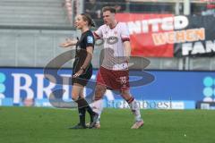 3. Liga - Saison 2025/26 - SV Wehen/Wiesbaden - FC Ingolstadt 04  - Simon Lorenz (Nr.32 - FCI) nicht zufrieden mit der Entscheidung der roten Karte gegen Carlsen Frederic Bennedsgaard (Nr.8 - FCI) - XXXXX - Foto: Meyer Jürgen