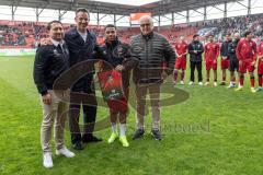 3. Liga; FC Ingolstadt 04 - SV Waldhof Mannheim; Verabschiedung der Spieler die den Verein verlassen. Strömender Regen vor dem Spiel. Florian Günzler (FCI Geschäftsführer Finanz und Orga) Karl Meier, Vorsitzender des Aufsichtsrats (FCI) Emilio Kehrer (44,