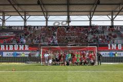 3. Liga; FC Ingolstadt 04 - SV Elversberg; Spieler bedanken sich bei den Fans, Teamfoto mit den Fans