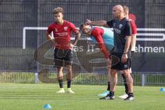 2.BL; FC Ingolstadt 04 - Neuer Cheftrainer Andre Schubert mit Co-Trainer Asif Saric im ersten Training, Cheftrainer André Schubert (FCI) erklärt Übung vor Hawkins Jaren (20 FCI) Stefan Kutschke (30, FCI)