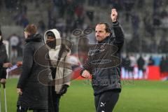 2.BL; FC Ingolstadt 04 - Erzgebirge Aue; nach dem Spiel Sieg Jubel Freude Cheftrainer Rüdiger Rehm (FCI) zieht symbolisch den Hut vor den Fans