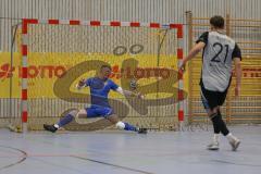 Lotto Bayern Hallencup - Saison 2024/25 - FC Hitzhofen/Oberzell - TSV Ober./Unterhaunstadt- 6 Meter schiessen - Valentin Puhar TW Hitzhofen- Fabio Udella grau Ober./Unterhaunstadt - Foto: Meyer Jürgen