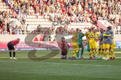 3. Liga; FC Ingolstadt 04 - Borussia Dortmund II; Niederlage, hängende Köpfe Tobias Bech (11, FCI) Pascal Testroet (37, FCI) am Boden, BVB feiert