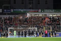 3. Liga; TSV 1860 München - FC Ingolstadt 04; Niederlage, hängende Köpfe Spieler bedanken sich bei den Fans