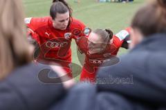 2. Fußball-Liga - Frauen - Saison 2022/2023 - FC Ingolstadt 04 - SC Freiburg II - Die Mannschaft bildet einen Kreis vor dem Spiel - Alina Mailbeck (Nr.8 - FCI Frauen) motiviert ihre Mitspielerinnen - Foto: Meyer Jürgen