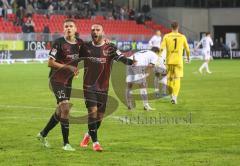 2.BL; SV Sandhausen - FC Ingolstadt 04 - die Torschützen Filip Bilbija (35, FCI) 0:1 und Fatih Kaya (9, FCI) 0:2 feiern mit den Fans