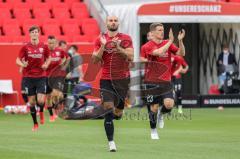 2.BL; FC Ingolstadt 04 - 1. FC Nürnberg - Warmup, Spieler begrüßen Fans, Nico Antonitsch (5, FCI) Denis Linsmayer (23, FCI)