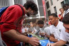 3. Liga; FC Ingolstadt 04 - offizielle Mannschaftsvorstellung auf dem Ingolstädter Stadtfest, Rathausplatz; Autogrammstunde für die Fans, Justin Butler (31, FCI) David Udogu (47, FCI)