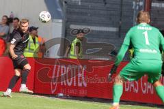 3. Liga - Saison 2025/26 - Energie Cottbus - FC Ingolstadt 04  - Yannick  Deichmann (Nr.20 - FC Ingolstadt 04) - Torwart Alexander Sebald (Nr.1 - FC Energie Cottbus) - Foto: Meyer Jürgen