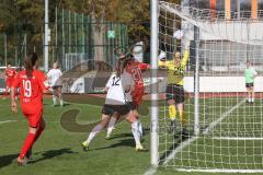 2. Fußball-Liga - Frauen - Saison 2022/2023 - FC Ingolstadt 04 - FSV Gütersloh - Der 2:1 Führungstreffer durch Vidovic Paula (Nr.11 - FC Ingolstadt 04 ) per Freisstoss direkt verwandelt - Rolle Sarah Torwart Gütersloh - jubel - Schnittmann Katharina (Nr.2