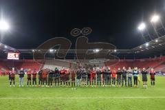 3. Liga; FC Ingolstadt 04 - Hallescher FC; Sieg Jubel Freude Spieler bedanken sich bei den Fans, Ehrenrunde, Tanz