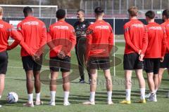 3.Liga - Saison 2022/2023 - FC Ingolstadt 04 -  - Cheftrainer Michael Köllner (FCI) beim ersten Training - Cheftrainer Michael Köllner (FCI) begrüsst die Spieler - Foto: Meyer Jürgen