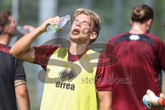 3. Liga; FC Ingolstadt 04 - Trainingsauftakt nach Sommerpause; Trinkpause Max Plath (14 FCI)