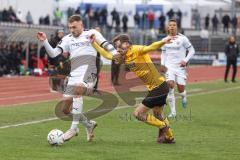 3. Liga; SpVgg Bayreuth - FC Ingolstadt 04; Zweikampf Kampf um den Ball Max Dittgen (10, FCI) Nollenberger Alexander (9 SpVgg)