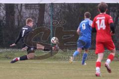 Kreisliga - Saison 2024/25- SV Hundszell - TSV Kösching-  - Michael Zimmermann Torwart Kösching weht einen Schuss von Matthias Weinzier blau Hundszell ab - XXXXX - Foto: Meyer Jürgen