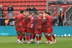 3. Liga; FC Ingolstadt 04 - TSG Hoffenheim II; vor dem Spiel Team motiviert sich, Torwart Kai Eisele (25, FCI) Jonas Scholz (15, FCI) Simon Lorenz (32, FCI)