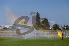 A - Junioren Bundesliga Süd/Südwest -  Saison 2021/2022 - FC Ingolstadt 04 - Karlsruher SC - Defekte Sprinkleranlage im ESV Stadion - Der Schiedsrichter prüft die Spielbarkeit des Rasens - Foto: Meyer Jürgen